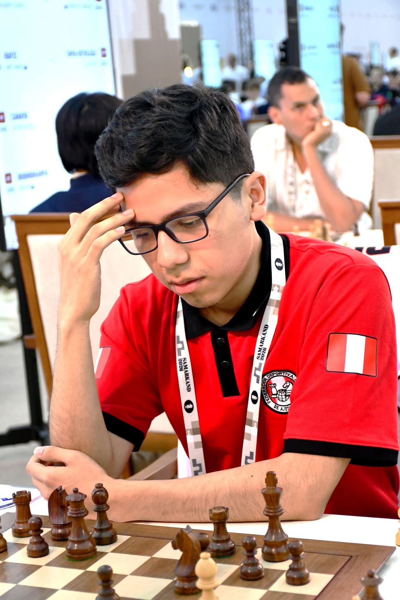 Steven Rojas analizando una posición de ajedrez